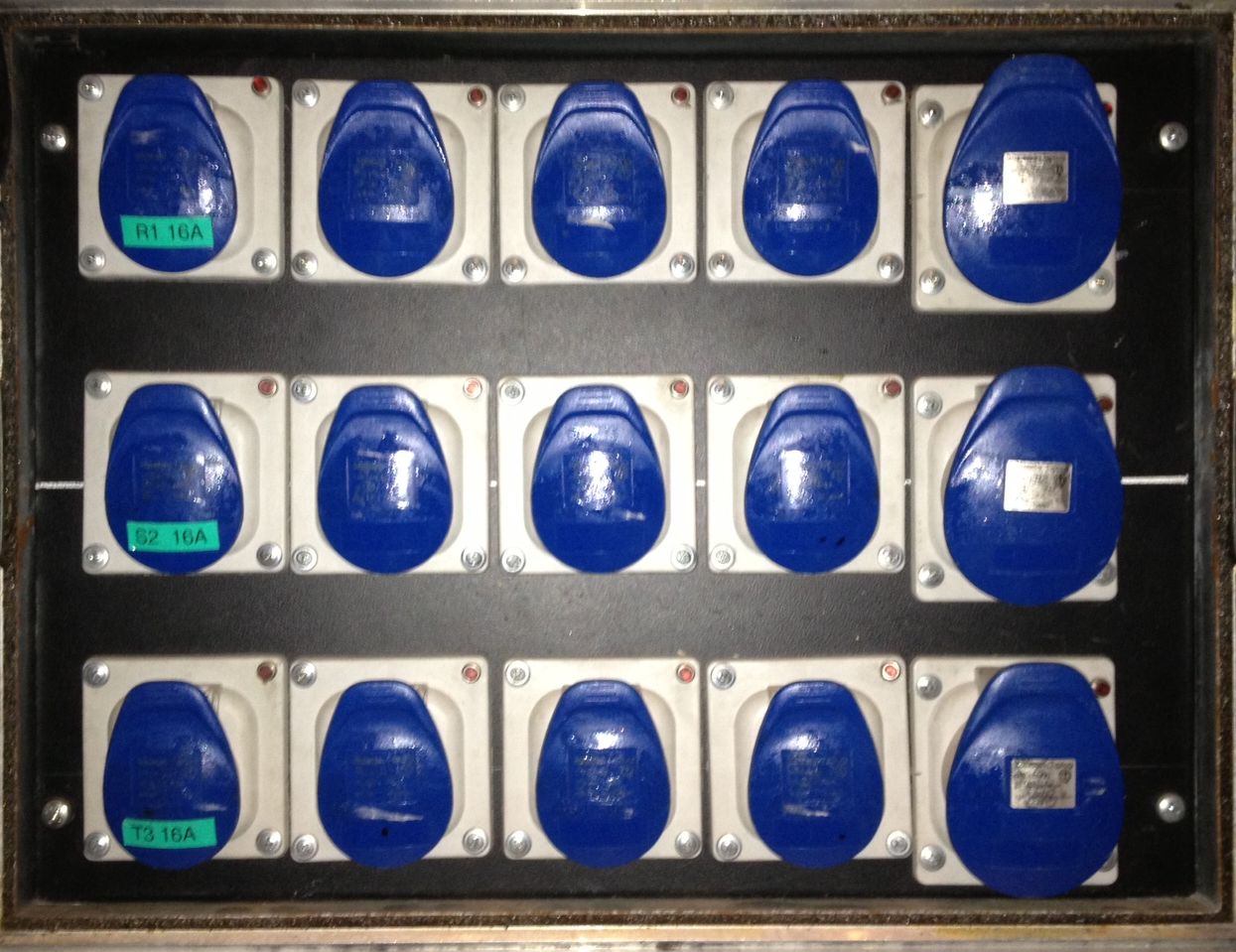 QBT14 POWERBOX 63a 12x16a 220v 3x32a 220v RETRO